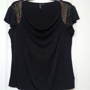 Cute top w/ shoulder details